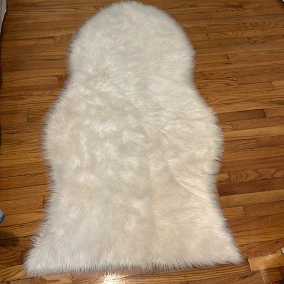 Safavieh Faux Sheep Skin Throw Rug - Like New! - Picture 1 of 1